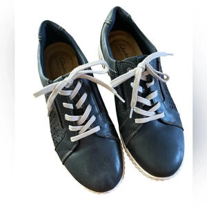 Clark’s Navy Lace up Leather Shoe Sneaker 8.5 EUC Comfort Caroline Ella Casual